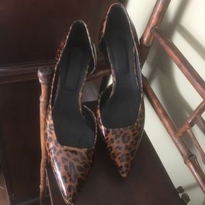 Women's 11 shoes shiny animal print w/ kitten heel